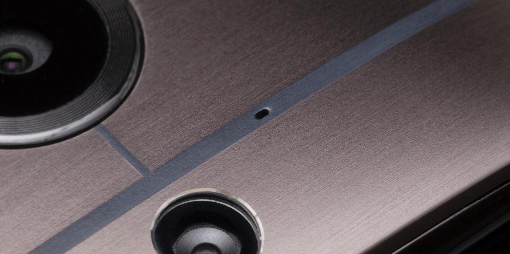 htc's tweet photo. Small mic, big function. This tiny dot gives you clearer sound by filtering out background noise. #OneM9Plus http://t.co/T7g8RzRRAl