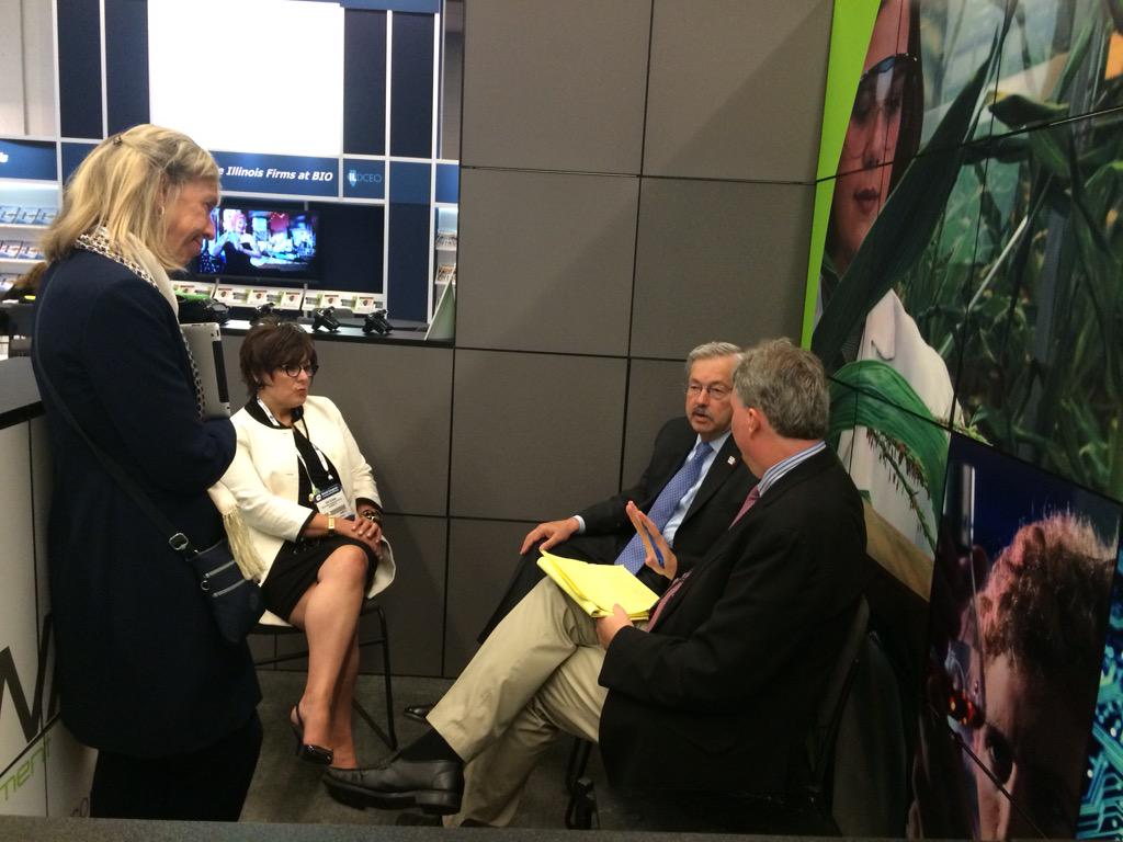 IowaBio's tweet image. Look who stopped to interview @TerryBranstad ? #BioFuelsDigest #JimLane @DebiDurham @IAmBiotech #WC2015