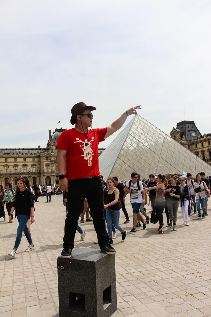 Ieu oge nu keur nyiwit di upload ah <a href="/ikangsulung/">Zulfikar, Amd, SIp. / Ikang / Jamal</a> #KoboyKekinian #LouvreMuseum #Paris | Cc: @dhanyirfan