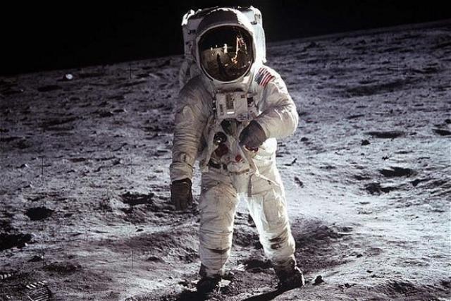 grismoglez's tweet photo. Un dia como hoy de 1969  la misión espacial Apolo 11 coloca a los primeros hombres en la Luna. ¡Todo es posible! http://t.co/EVNvsEPNGS