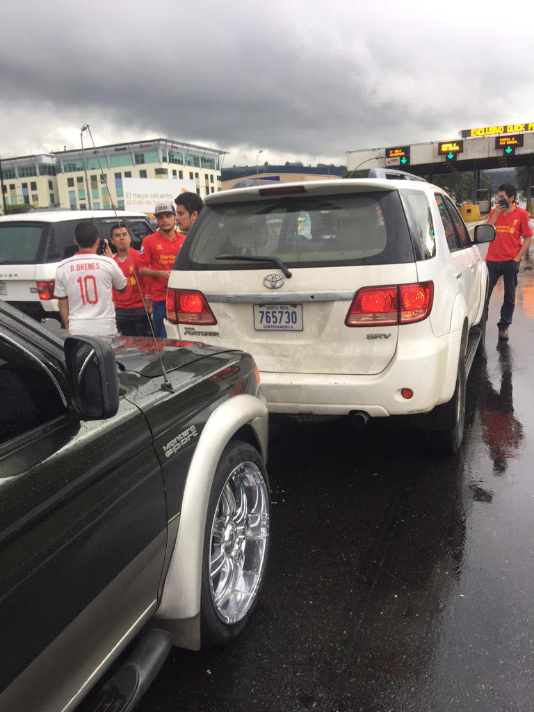 ThugLifeFC's tweet photo. El equipo se ha quedado sin medio de transporte por un tiempo, nos chocaron por atrás /: http://t.co/DRECLs7vC0