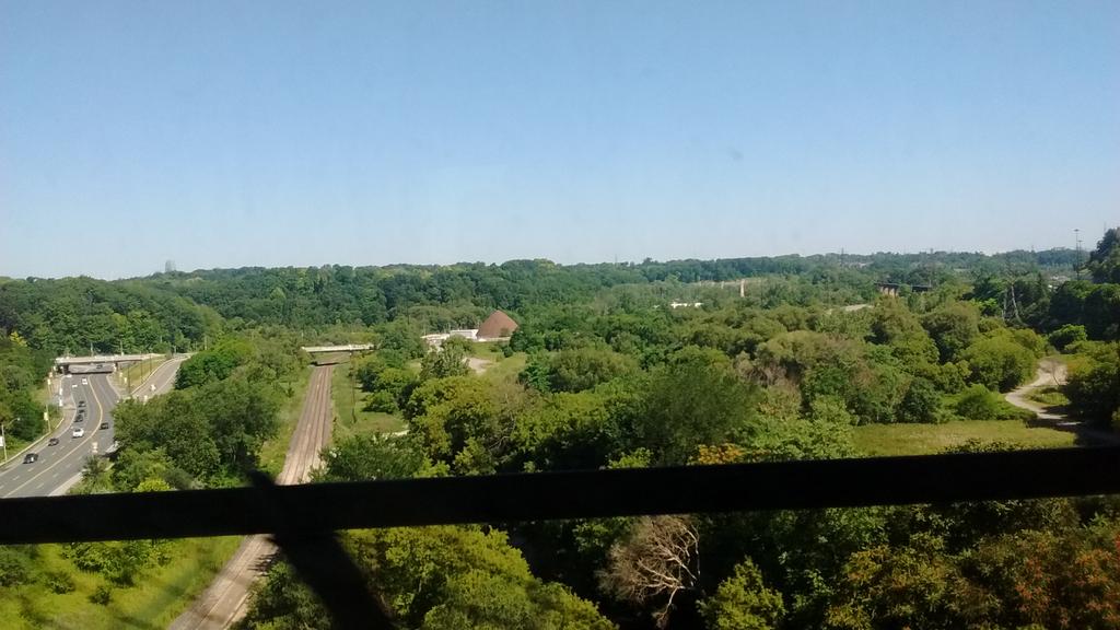 VWordMarket's tweet image. Riding across the Don Valley on the TTC. It is pretty pretty out here. What a beautiful day. #outfordelivery #vegto
