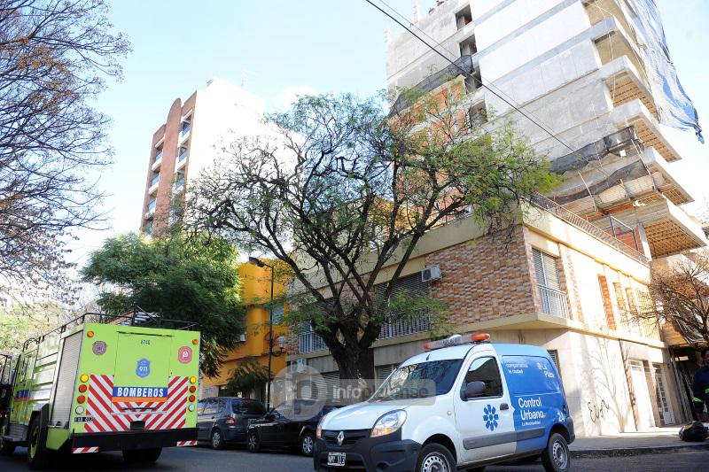 InfoPlatensetw's tweet photo. #CONMOCIÓN> Viga de hierro se cayó de una obra en construcción y reventó el techo de un jardín http://t.co/T51KKWsrXi http://t.co/JtaHgZVo4A