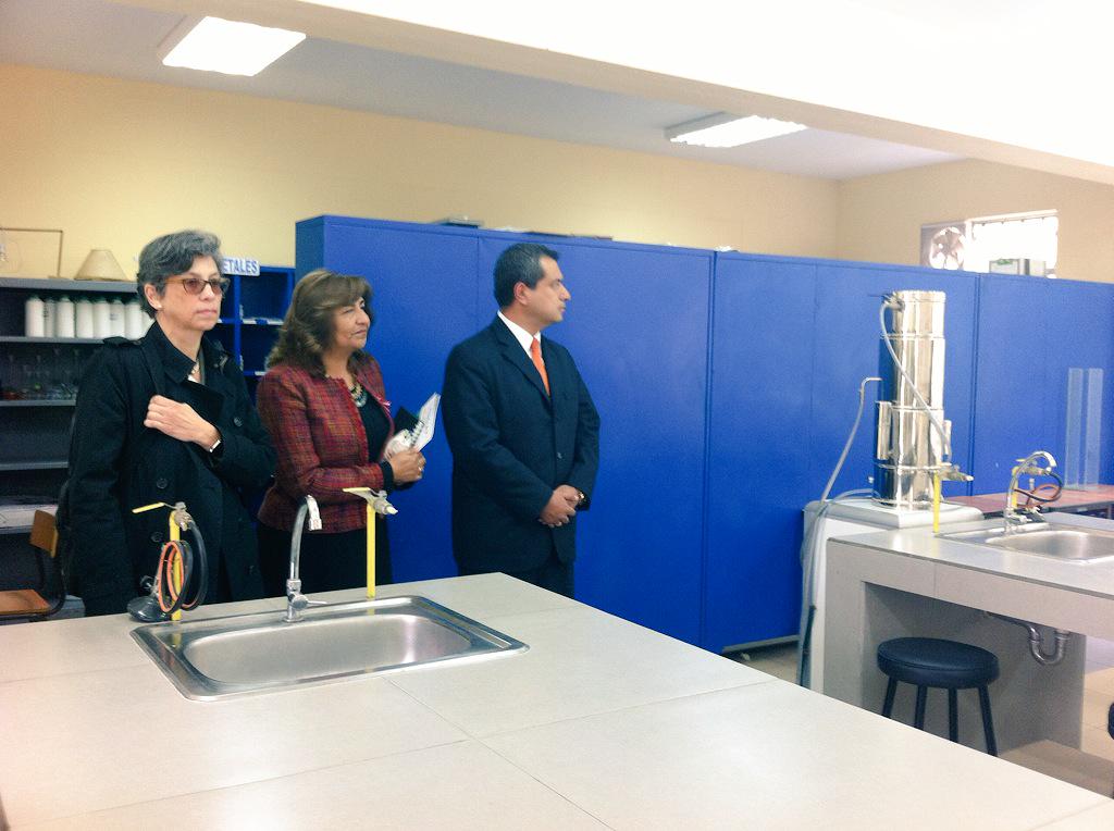 ConcytecPeru's tweet photo. Pdte. Del #CONCYTEC @gorjeda visita laboratorios de ciencia del @CmsppPERU http://t.co/Qn8UPyPueK