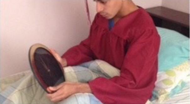 CollegeGirIProb's tweet photo. when seniors wake up and realize they never have to go to high school again http://t.co/e3hlffOk5F