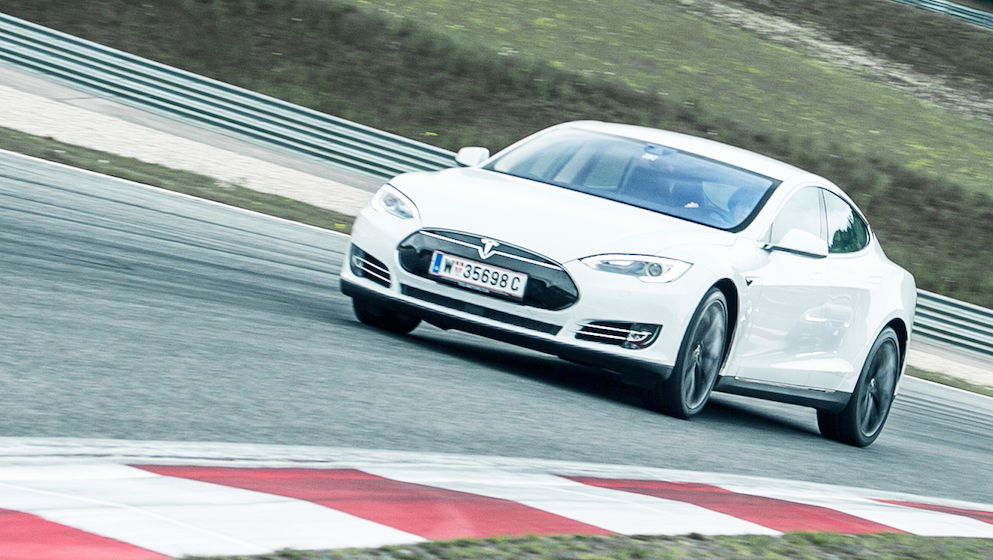 BBC_TopGear's tweet image. Disturbing Tha Peace? New 'Ludicrous' Tesla Model S P85D makes 762bhp, will do 0-60 in 2.8s TOPGEAR.com/car-news/first…