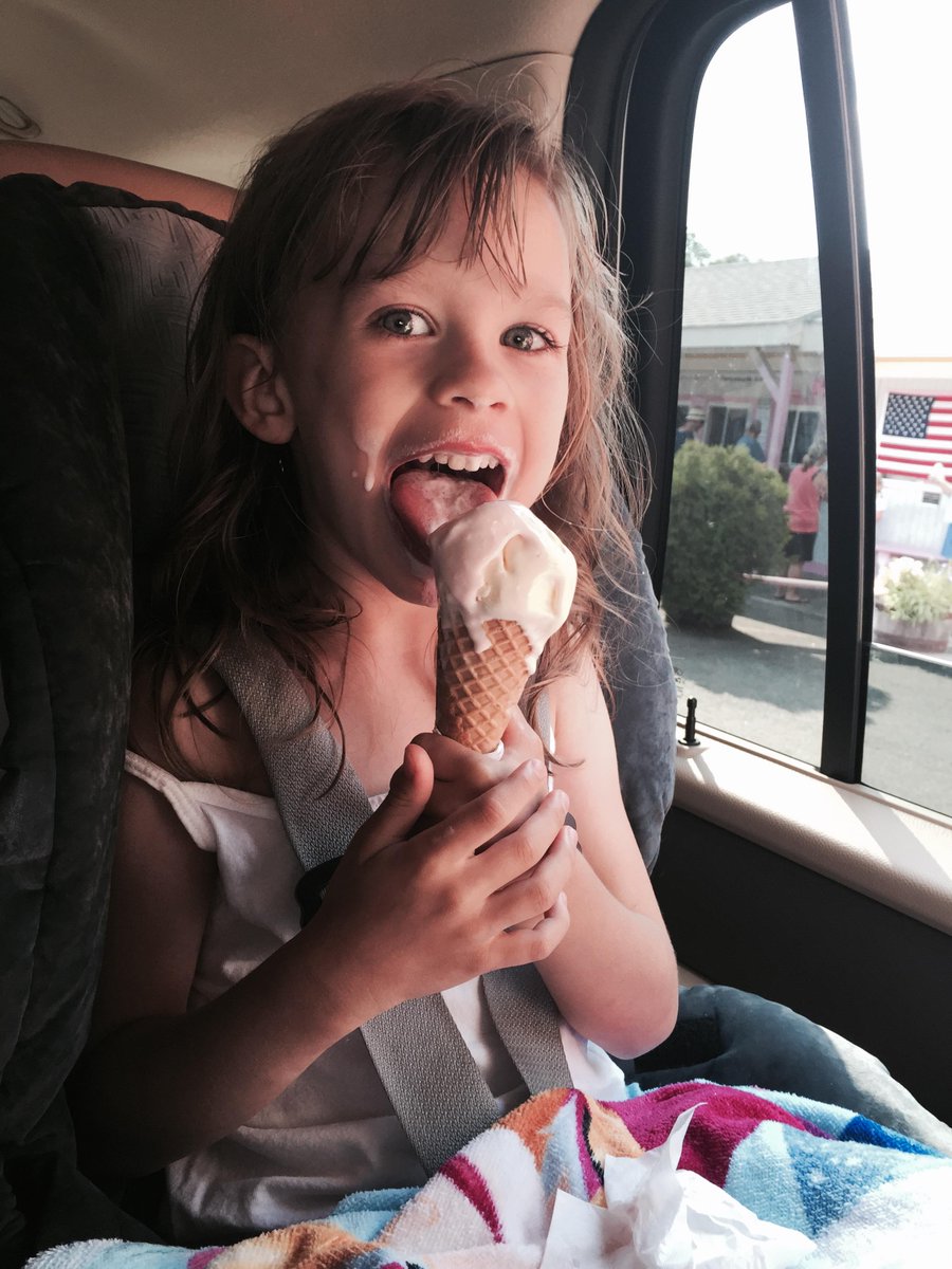 DMichaelLindsay's tweet photo. One of the great things about the North Shore that the Lindsays enjoy is @captain_dustys Ice Cream. #SundaeSunday http://t.co/uAjJS0byaq