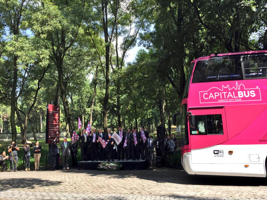 turismocdmx's tweet photo. Banderazo lanzamiento servicio transportación Turistica #CapitalBus @ManceraMiguelMX @TorrucoTurismo @HectorSerranoC http://t.co/MwO3FHj8sJ