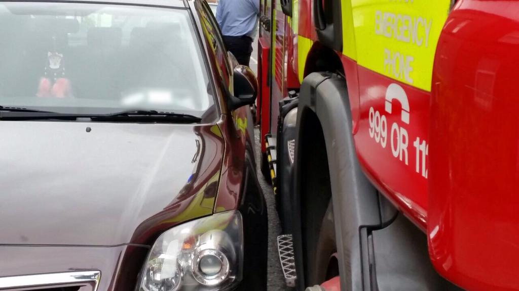 DubFireBrigade's tweet photo. North inner city: Domestic fire, crews unable to get appliances close to the scene due to parked cars. #skinnybutton http://t.co/Ol0y2gRLre