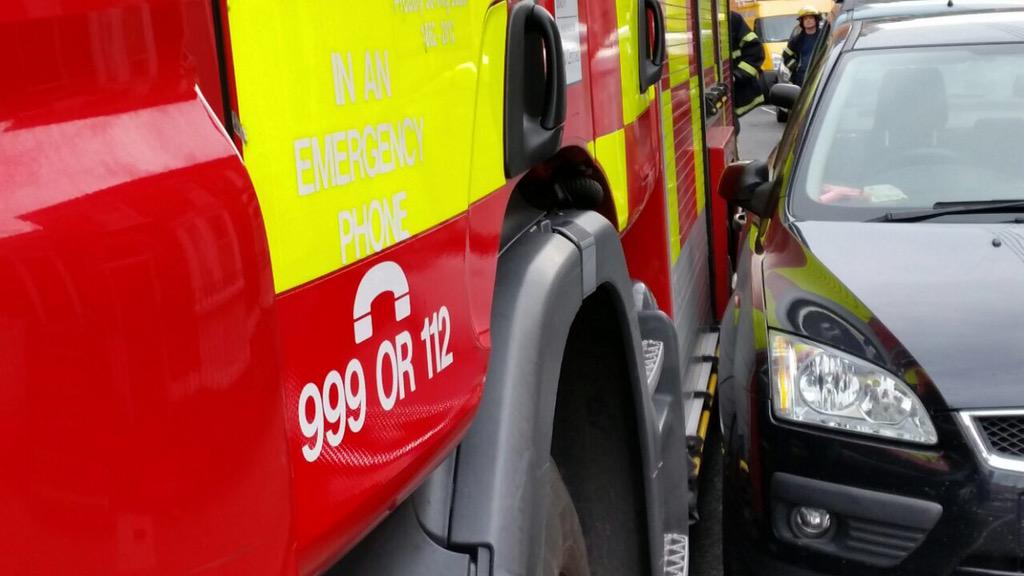 DubFireBrigade's tweet photo. North inner city: Domestic fire, crews unable to get appliances close to the scene due to parked cars. #skinnybutton http://t.co/Ol0y2gRLre