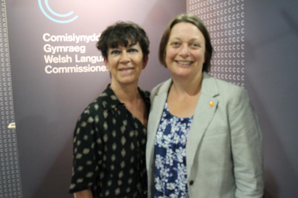 ComyGymraeg's tweet photo. .@ChildComWales wearing her working Welsh badge with pride. #RWAS2015 http://t.co/gOMx8mCwHr
