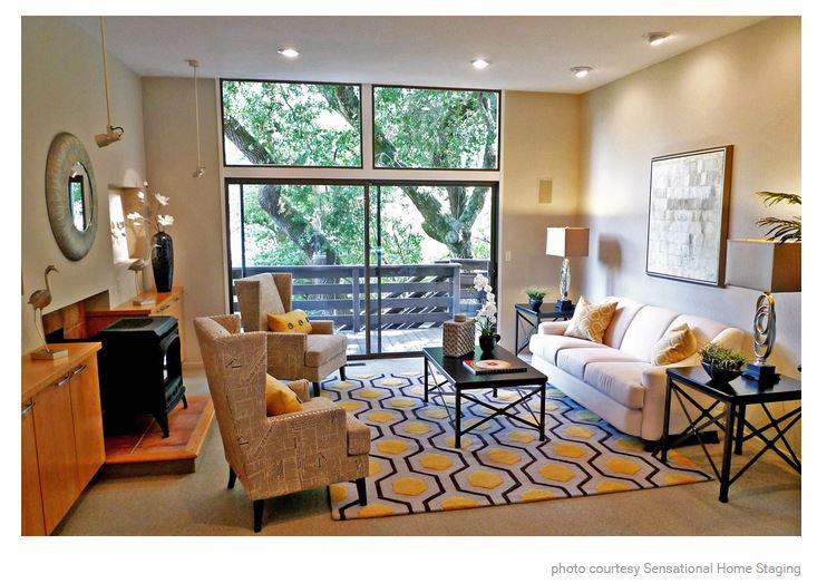 Люди и мебель. Передвигать мебель. Декор в дизайне интерьера. Make your home better. Женщина в новой квартире.