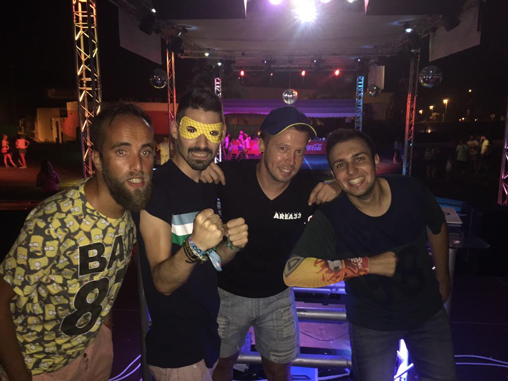DjManuelMoreno's tweet photo. El rey misterio y sus secuaces , listos en #BarracaPopular #Guardamar @CristianGilDj @abelperezdj @djjoselopez http://t.co/OvrvCHvhBX