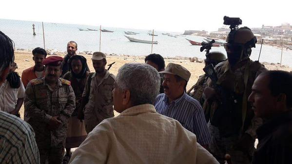 الحوثيون يواصلون تراجعهم في عدن وقوات هادي تُسيطر بعد المطار على الميناء CKY9Kg0UEAAE5QW