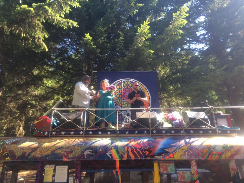 ratdogfreak's tweet photo. Out of the woods a married man! #Hornings #Strummit #HippieWedding #Furthur http://t.co/MjUwdp5F8X