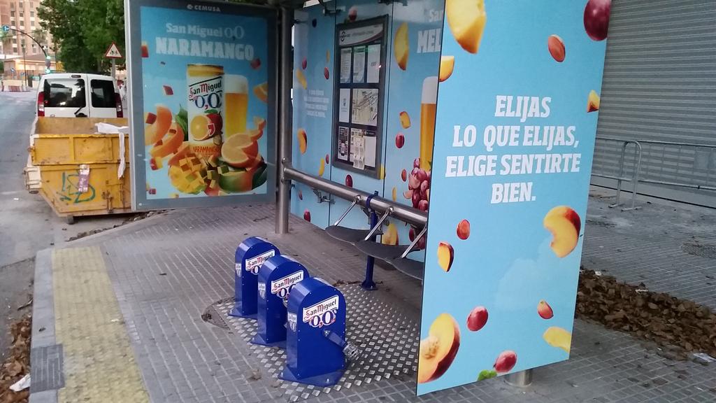 RafaelAnSan's tweet photo. El nuevo street marketing de @SanMiguel: hacer ejercicio en paradas de autobús #marketing #dircomade15 http://t.co/5ZYciguEiH