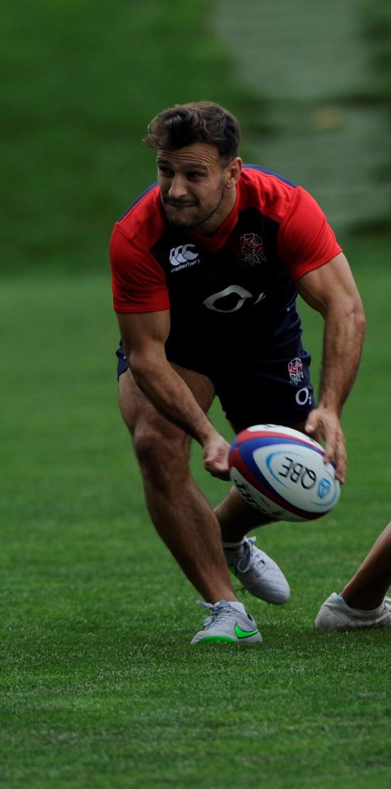 EnglandRugby's tweet photo. After a weekend of team building in Vail, England return to Denver today. They've got more of this graft to come http://t.co/AhrddE1XI7
