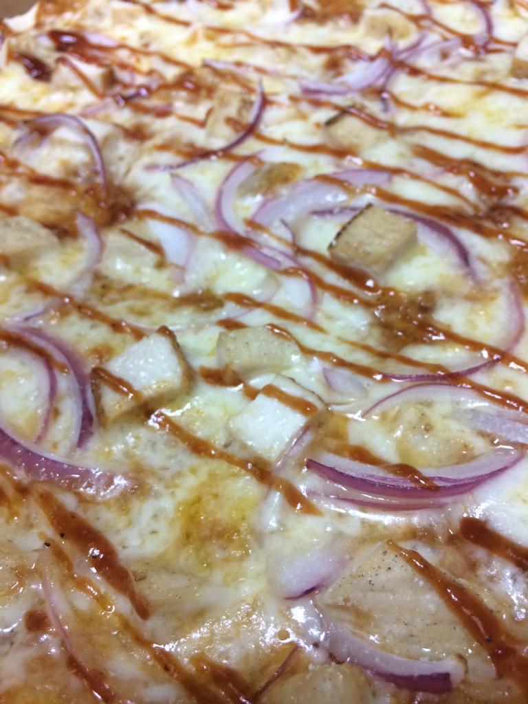 eanddpizza's tweet photo. Try our new BBQ Chicken Pizza tonight. Grilled chicken, red onions, @GrandeCheeseCo mozzarella, @sbrbbq 
#pizza #BBQ http://t.co/5Yq6yfaB56