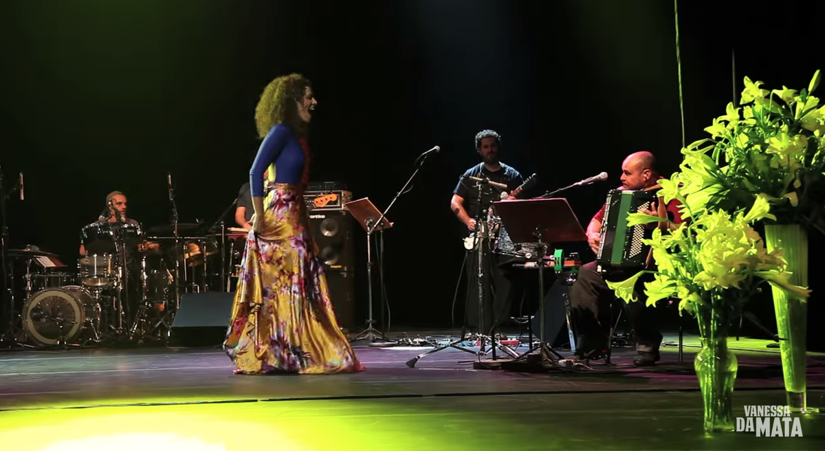 vanessadamata's tweet photo. Óia eu de novo cantando, óia eu aqui de novo mostrando,como se deve xaxar #SalveLua #EquipeVDM http://t.co/YymvM00YE9 http://t.co/jkkqZK0ct8