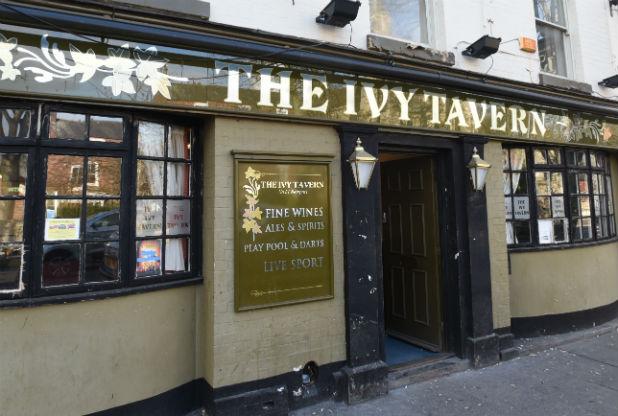 LincsEchoSport's tweet photo. Fancy a pint in the Ivy, Claudio? Moyses ready welcome Foxes boss to Lincoln http://t.co/x0kAcG0z5Q #WelcomeClaudio http://t.co/d4JqFMPLHi