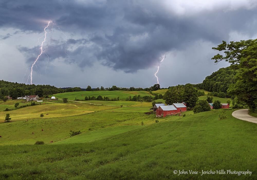 jerichohillspix's tweet photo. Awesome display by Mother Nature tonite #vermont #lightningstrikes #landscapephotography #johnvose #jennefarm http://t.co/Y139rvcGqD
