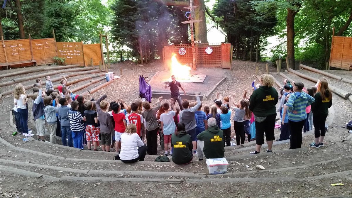 Mr_PHinds's tweet photo. Having fun around the campfire tonight. #5PH #singing #5DM #5JW #5JM http://t.co/QCwxxJYpEI
