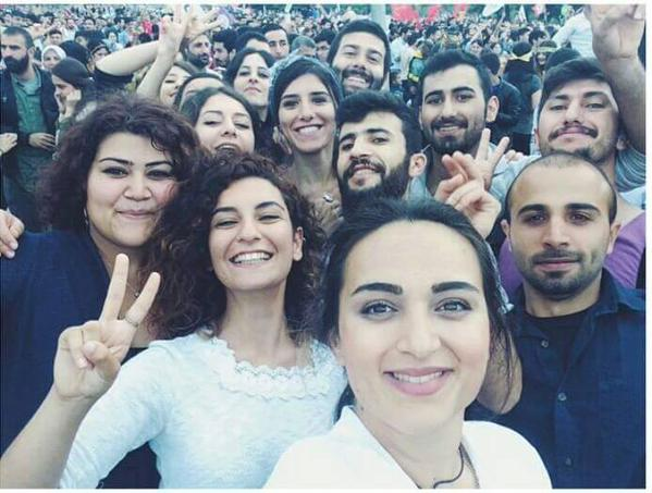 FAŞİZM, Çiçekleri sevmez, koparır...!

#SuructaKatliamVar 
#IŞİDinSuçOrtağıAKP
