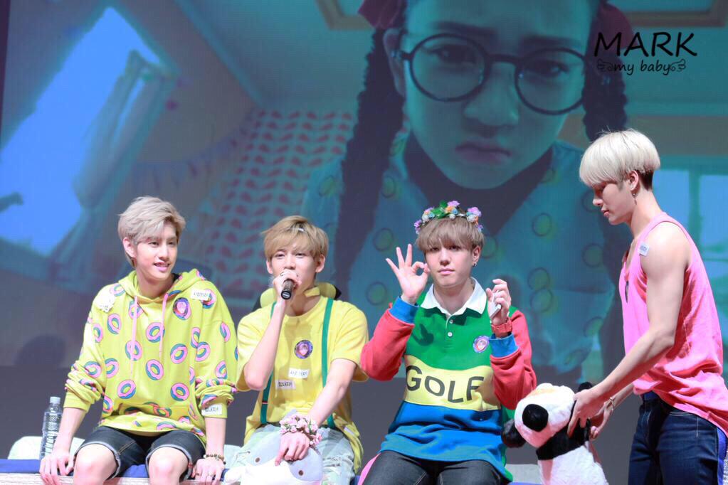 Mpaorok's tweet photo. 190715 fansign #GOT7justright #Mark #BamBam #Yugyeom #Jackson ใครก็ได้สนใจแจ็คทีเล่นคนเดียวแล้วนั้น 😂😂 http://t.co/v9eS4ZeqSV