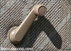 RecuerdoDeLos90's tweet photo. Los niños de hoy en día nunca sabrán lo que costaba abrir las ventanillas con esto! 😂🚗 http://t.co/yT1HDqnm86