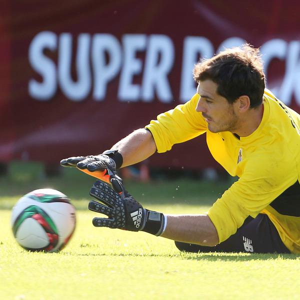 IkerCasillas's tweet photo. Muito contente com as minhas luvas exclusivas #ACE15 Zones Pro de @adidasfootball #BeTheDifference http://t.co/nCR0d43lFv