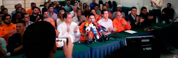 VoluntadPopular's tweet photo. Nos comprometemos con #Venezuela a defender el voto e impulsar estrategia unitaria antifraude http://t.co/gSxwqFFJbm http://t.co/MkEPGTagXa