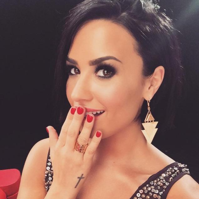 girIslay's tweet photo. dang demi 😳😍 http://t.co/SdxuVZs5IO