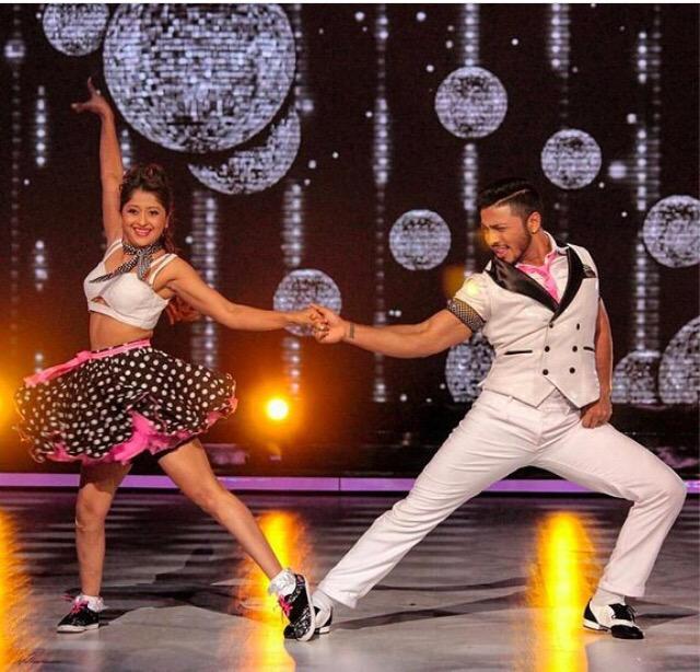Dilin_ki_Vilin's tweet photo. Where my RaaArmy at? Support Dashing @Its_Raftaar &amp; Gorgeous @salsasneha. Type RAF sms to 56882. #JhalakReloaded #Raa http://t.co/WaNWc4JT3W