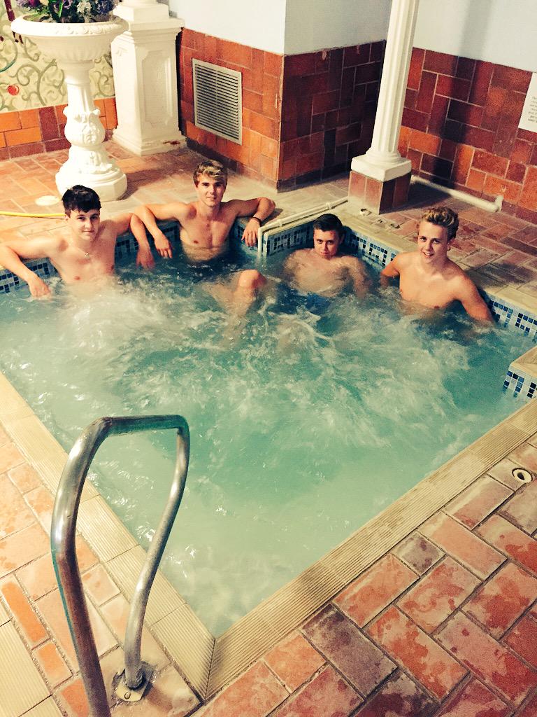 TheShades's tweet image. Chilling in da hot tub! Ready for the week to begin! 👌🎤🎸