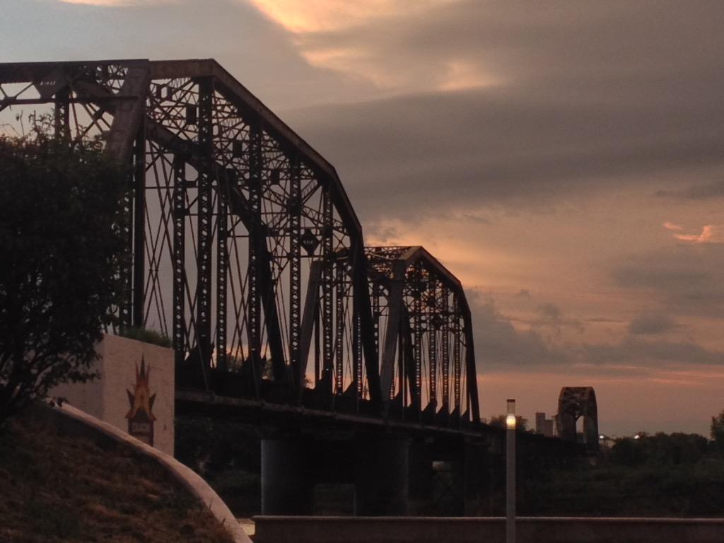isladeoraba's tweet photo. Atardecer en el Puente Negro en @Culiacan RT! @SergioTorresCLN @sinaloadeportes @Sectur_Sinaloa @goyo310 @ http://t.co/3cah1Xply9