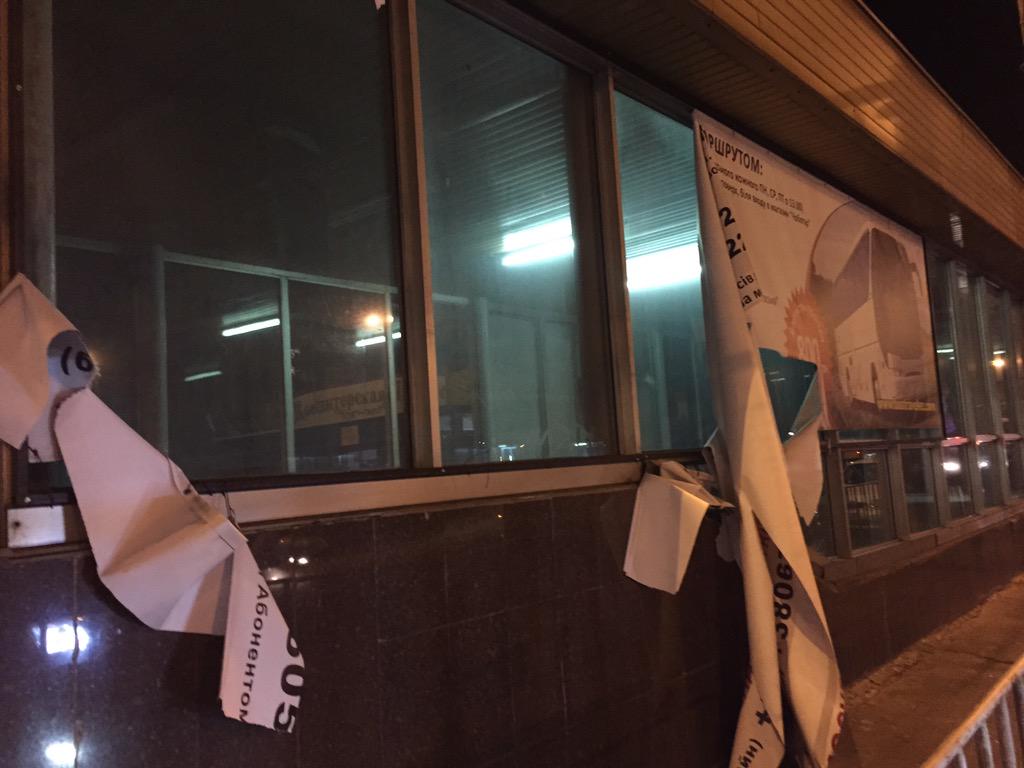 kuzmich_vlad's tweet photo. На вокзале реклама рейсов на москву висела!? Ветер подул, оборвало!!)
ПС. Интересно в 43 на Берлин ходили рейсы!? http://t.co/vjv8ht3wvM