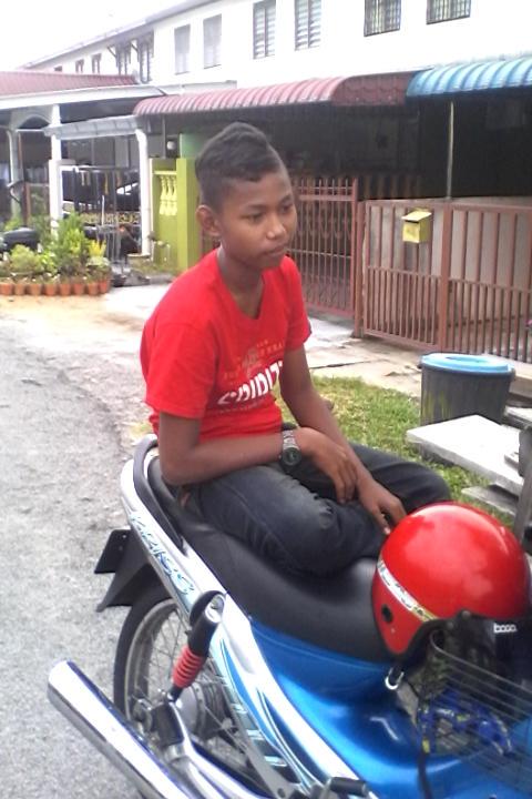 159Nik's tweet photo. Mat malam,,esok raya lgi..yahh hoo http://t.co/Dinfs0nJxG