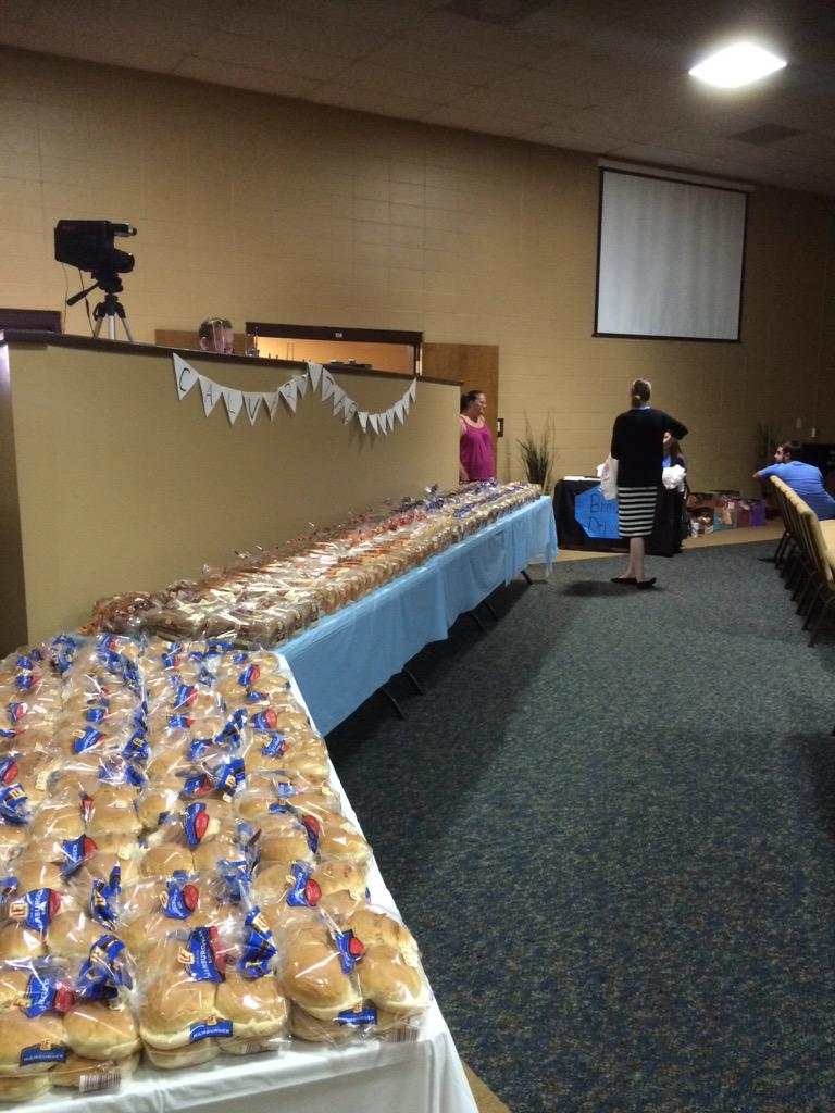 NicholasDugal's tweet photo. Bread Drive at Calvary Tabernacle!!! Helping our community. http://t.co/3ilySOZTmz