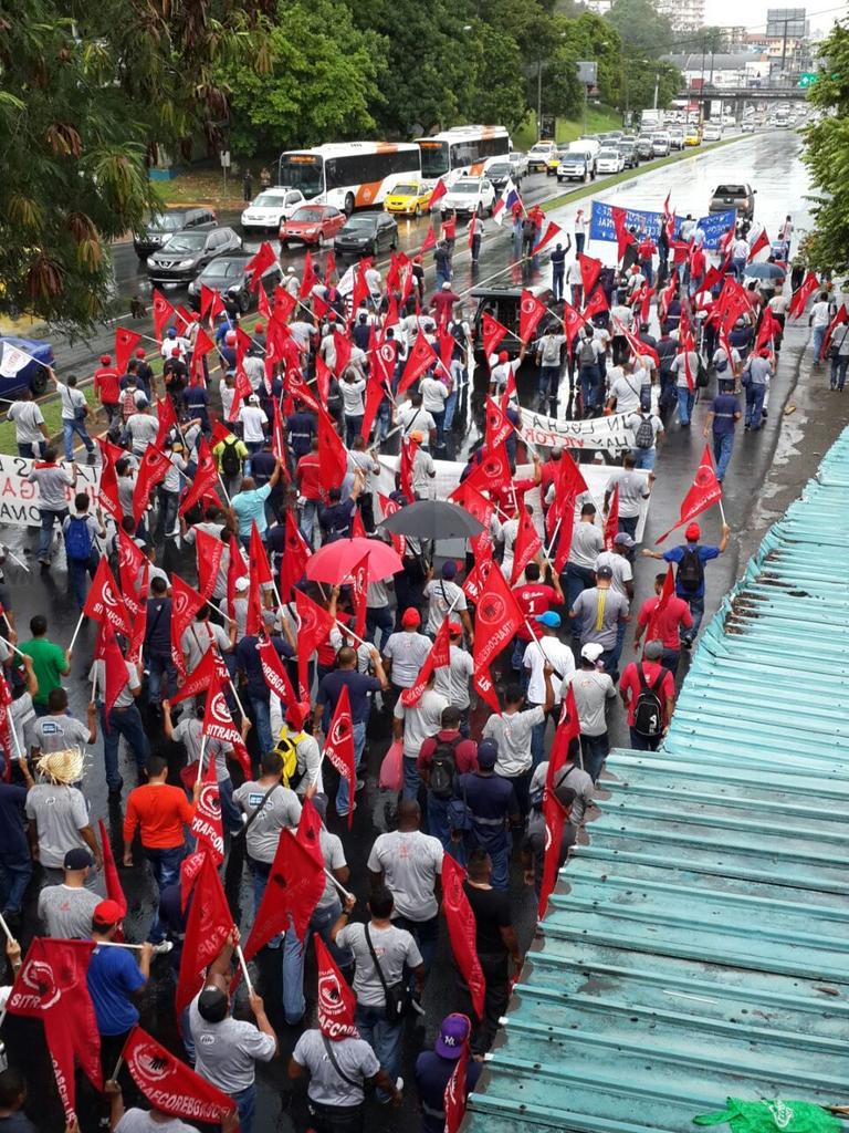 GI4life's tweet photo. Marcha de los trabajadores de la Cervecería Nacional, ya tienen 12 días de huelga.@rjaramillotv @MuchaNocheNex http://t.co/RTt8dtJdUu