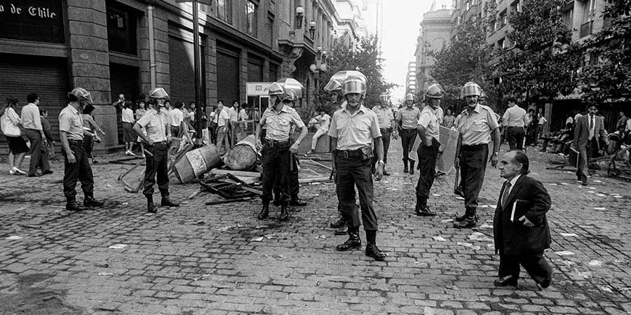 latercera's tweet photo. Fotografías inéditas de la dictadura llegan al @centroGAM http://t.co/3WKDJJTiJk http://t.co/XtrS0SUeM6