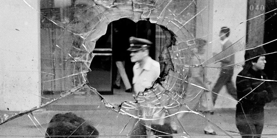 latercera's tweet photo. Fotografías inéditas de la dictadura llegan al @centroGAM http://t.co/3WKDJJTiJk http://t.co/XtrS0SUeM6