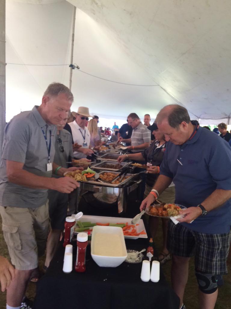 HartzellProp's tweet photo. The buffet is now open at #PropsNHops! The pilots aren't the only people rocking wings at #OSH15 http://t.co/bV9a682eS4