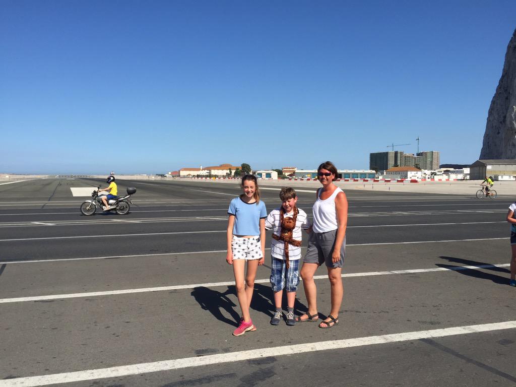 Flott dag i Gibraltar! Varmt. 34 grader men vi syter ikke...spesielt å må krysse rullebsnen for å komme til sentrum.