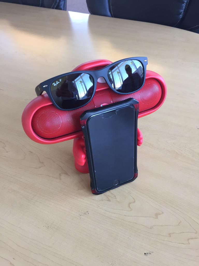 jaysquare__'s tweet photo. I was looking for my glasses at work the other day and guess who had them?! #beatsbydre #staywireless #RayBans http://t.co/QgPjAuDuFR