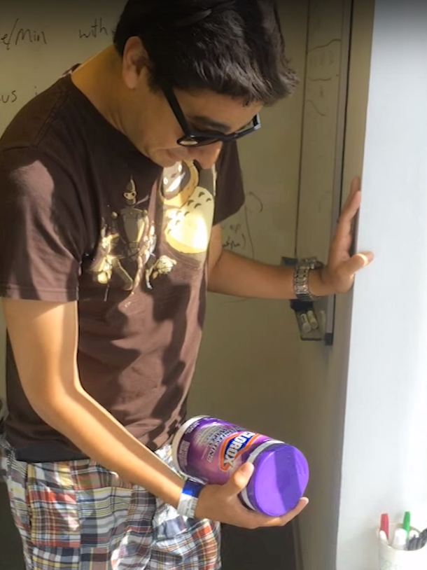 CNNEE's tweet photo. Joven daltónico ve el color púrpura por primera vez  [VIDEO] http://t.co/mQilezUDb4 http://t.co/BroOwjUTvf