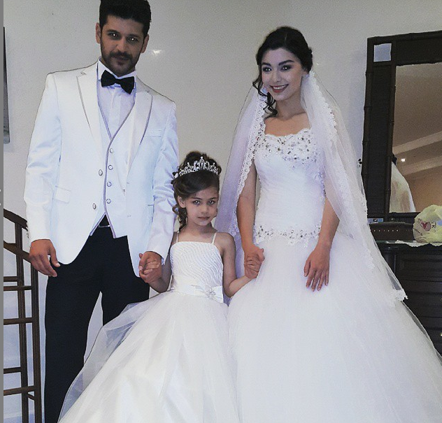 isabeladamla's tweet photo. Gelin ve damatla :) @EmreKvlcm2 @tuncok_gulcin http://t.co/zs2YenL2M0