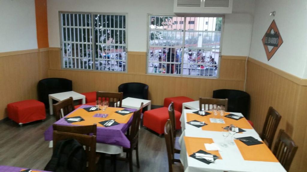 barelbarrio's tweet photo. Tenemos una zona más cómoda para tomar una copa o un café en un entorno más relajado #carabanchel #hamburguesería http://t.co/RDKGvhcGCo