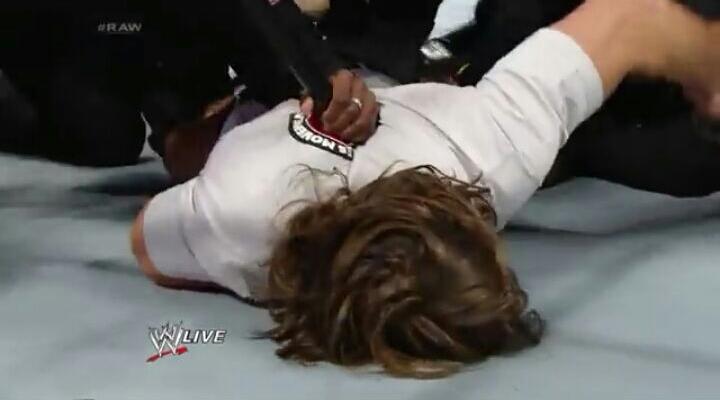 _RPGWWE's tweet photo. Autoridade prende daniel bryan e pega o USA tittle e anuncia Cesaro vs Undertaker na mesma hora http://t.co/sNhb1tdcJF
