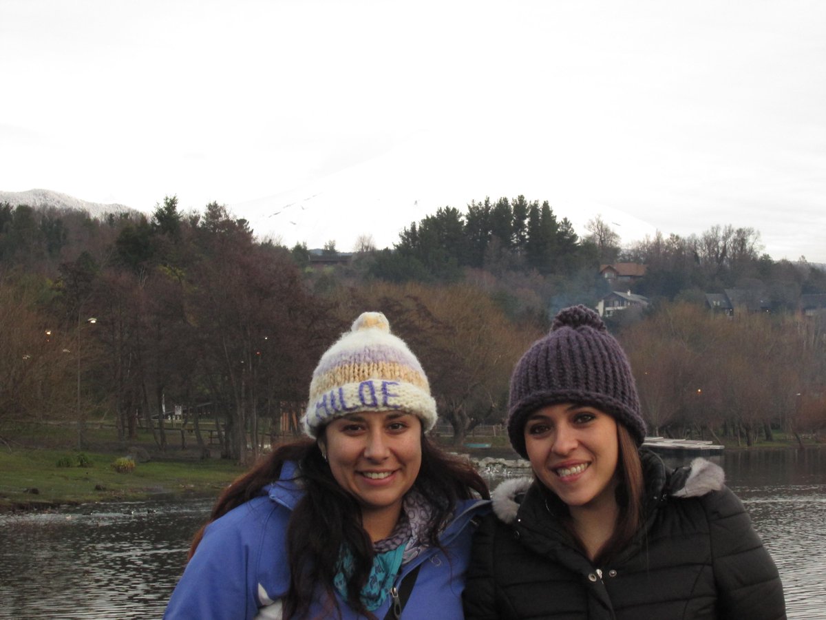 huethuet's tweet photo. #Araucanía lacustre 
Daniela y Catalina ... a orillas del lago #Villarrica
18,40 hrs.
sector  #LaPoza  Pucon http://t.co/qya2cXzTx9