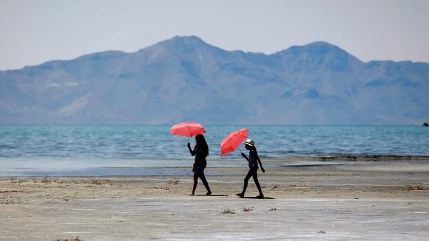 CBCNews's tweet photo. Global heat records smashed in first half of 2015 http://t.co/59GH97GbTr http://t.co/1gU2AL2nVH
